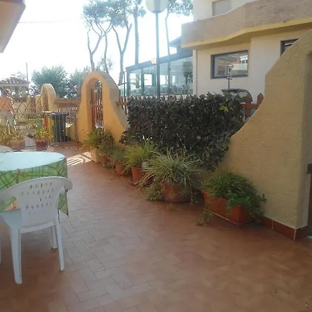 Turistici Di Gabriele 20 Mt Dal Mare Пинето