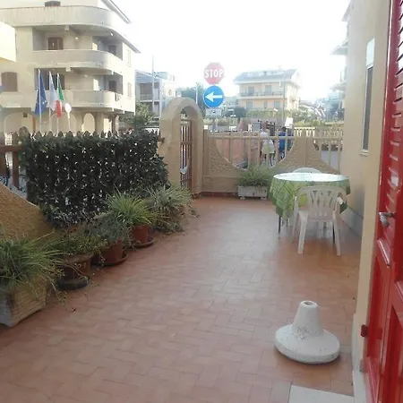 Turistici Di Gabriele 20 Mt Dal Mare * Пинето